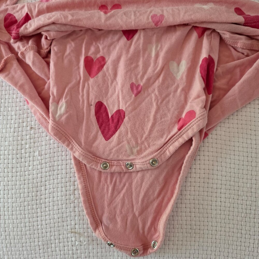 💖 Kyte Baby Twirl Onesie + Bib | Pink Hearts | 6–12 Months - Picture 7 of 15